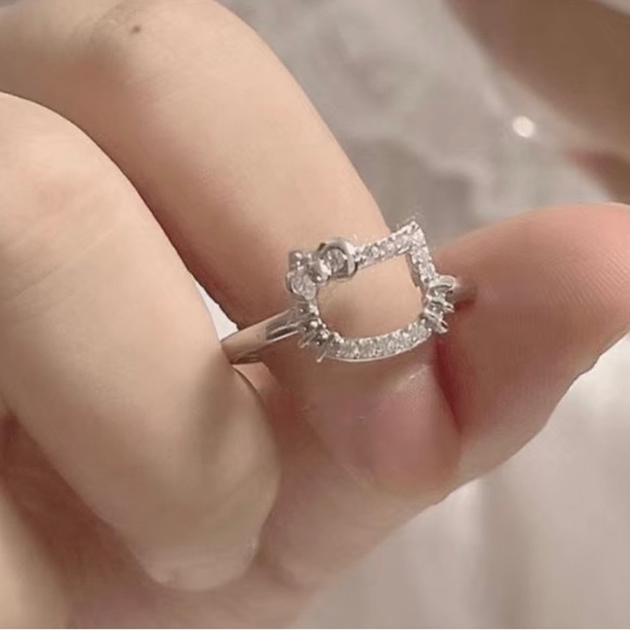 Selling a young girl hello kitty ring has not been use - Picture 2 of 4